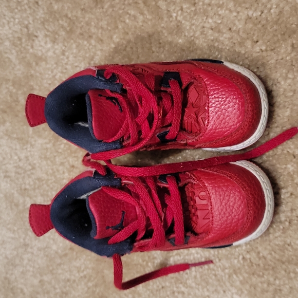 Boys Jordan shoes - Picture 2 of 4